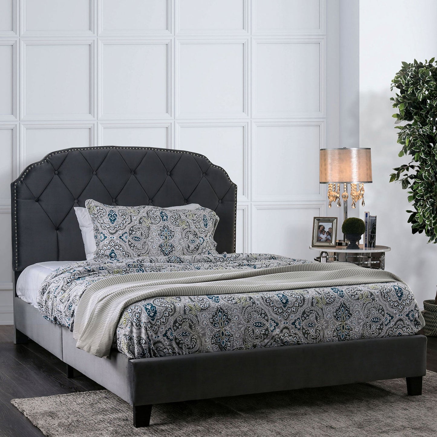 Osnabrock Gray E.King Bed - ATL FURNITURE