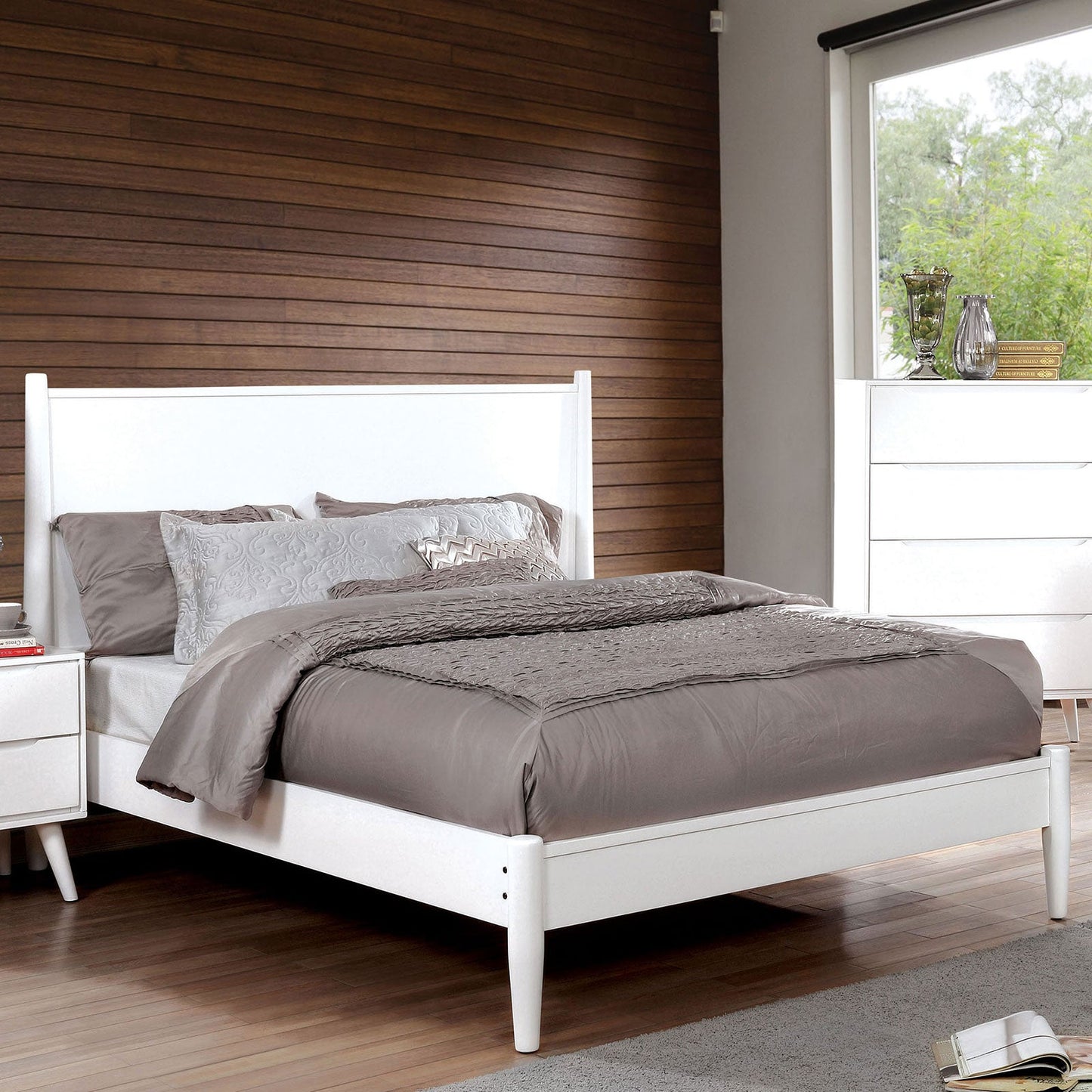 LENNART II White E.King Bed - ATL FURNITURE